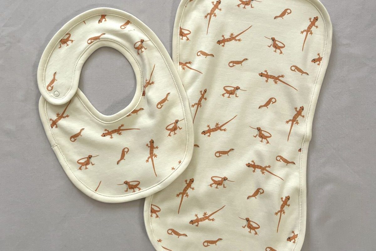 baby bib and burp cloths LIZARD